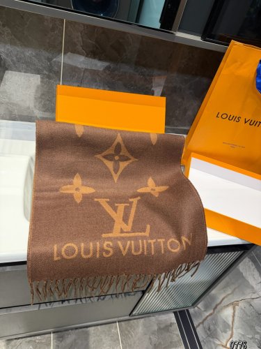 P100 The LV scarf is really versatile, with an UpUp upper body effect and a very powerfu