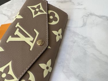 p100The LV M80496 elegantly completes the portofoilysara with a beautiful two-color mo