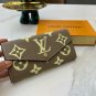 p100The LV M80496 elegantly completes the portofoilysara with a beautiful two-color mo