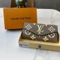 p100The LV M80496 elegantly completes the portofoilysara with a beautiful two-color mo