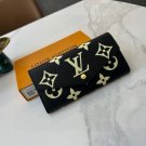 p100The LV M80496 elegantly completes the portofoilysara with a beautiful two-color mo_1219