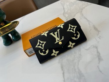 p100The LV M80496 elegantly completes the portofoilysara with a beautiful two-color mo_1219