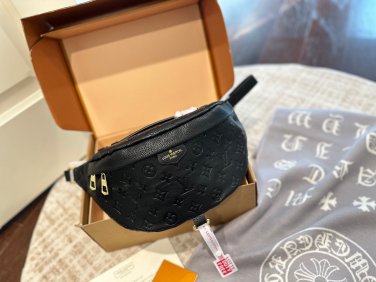 p105  Folding gift box packagingLv's waist bagchest bagIt can also be carried ove