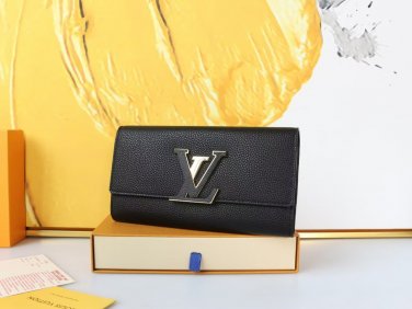 P105 color black pink khaki size 20x11 model M61248 with leather covered LV logo. The desi_188