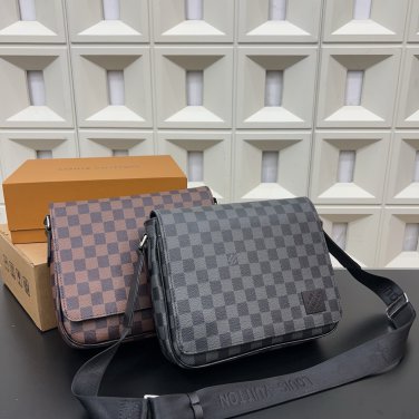 P105 Louis Vuitton Louis VuittonDISCT Lv flip messenger bag men's crossbody bag physical