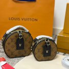 P115 comes with a gift boxLV round cake bagThe classic round pancake bag hat box has b