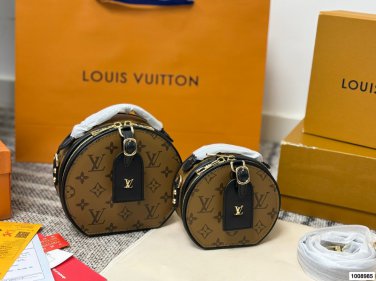 P115 comes with a gift boxLV round cake bagThe classic round pancake bag hat box has b