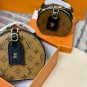 P115 comes with a gift boxLV round cake bagThe classic round pancake bag hat box has b