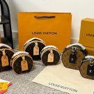 P115 comes with a gift boxLV round cake bagThe classic round pancake bag hat box has b_2358