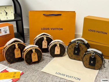 P115 comes with a gift boxLV round cake bagThe classic round pancake bag hat box has b_2358