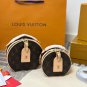 P115 comes with a gift boxLV round cake bagThe classic round pancake bag hat box has b_2358