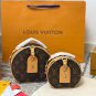P115 comes with a gift boxLV round cake bagThe classic round pancake bag hat box has b_2358