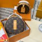 P115 comes with a gift boxLV round cake bagThe classic round pancake bag hat box has b_2358