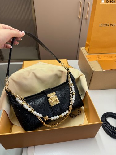 p120D-108 size 21 &Atilde;� 12 folding boxThe LV Pochette Mia handbag from Louis Vuitton has_1086