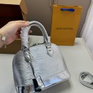 p120D-412 size 25 × 18Lv's new water ripple shell bag, this shell bag is eye-catching