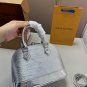 p120D-412 size 25 × 18Lv's new water ripple shell bag, this shell bag is eye-catching