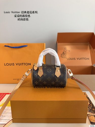 P125 comes with a gift boxThe LV Speedy none Pillow Bag, a Retiro handbag, is made of ic