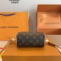 P125 comes with a gift boxThe LV Speedy none Pillow Bag, a Retiro handbag, is made of ic
