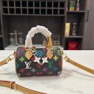 P125 Folding Boxsize：1610cmLV Pillow BagLV beauties! The human white tri color is