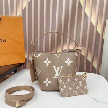 P125 Folding Gift BoxAnother popular Crispy fried chicken from LV Zhonggubao!!A bag th
