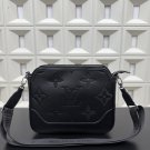 P125 Louis VuittonLV embossed cowhide messenger bag, single shoulder crossbody bag, men'