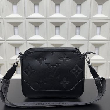 P125 Louis VuittonLV embossed cowhide messenger bag, single shoulder crossbody bag, men'