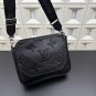 P125 Louis VuittonLV embossed cowhide messenger bag, single shoulder crossbody bag, men'