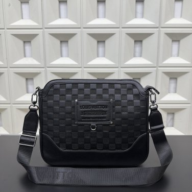 P125 Louis VuittonLV embossed messenger bag, single shoulder crossbody bag, men's bag, c