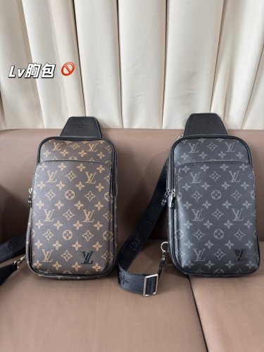 P125 The new men's chest bag Lv chest bag features a zipper for easy access, allowing yo