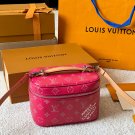 p125LV Monogram Makeup BagLV Monogram series makeup bag, model M27158, usingClassic