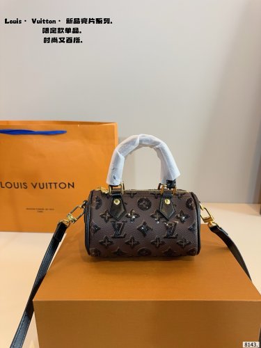 p125LV Speedy glitter limited edition pillow bag. This Retiro handbag is made of iconic