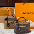 p125Lv Vanity Vintage Makeup CaseA makeup case chain bag with a strong sense of stylin