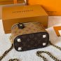 p125Lv Vanity Vintage Makeup CaseA makeup case chain bag with a strong sense of stylin