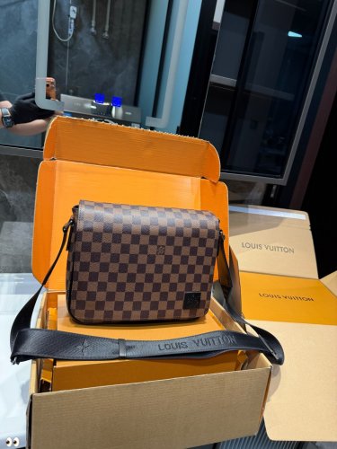 P130 (gift box packaging)LV Men's Postman Bag VOYAGER Postman Bag Structure and Accessor