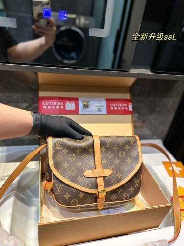 P130 (gift box packaging)The LV Saumur vintage Gemini messenger bag has been launched si