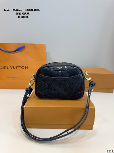 P130 comes with a gift boxLV new embossed shoulder bagA product full of atmosphereAn