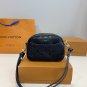 P130 comes with a gift boxLV new embossed shoulder bagA product full of atmosphereAn