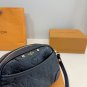 P130 comes with a gift boxLV new embossed shoulder bagA product full of atmosphereAn