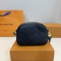 P130 comes with a gift boxLV new embossed shoulder bagA product full of atmosphereAn