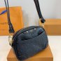 P130 comes with a gift boxLV new embossed shoulder bagA product full of atmosphereAn