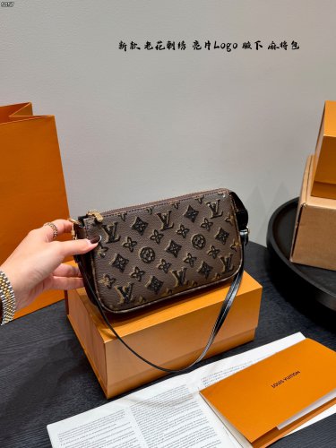 P130 gift box packagingChip version!Lv's new mahjong armpit bag in winter silver wrapp
