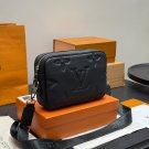 P130 Gift Boxtop-grain leathersize：2314cmLv Embossed Latest Men's Camera Bag Black