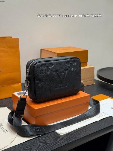 P130 Gift Boxtop-grain leathersize&iuml;&frac14;�2314cmLv Embossed Latest Men's Camera Bag Black