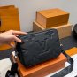 P130 Gift Boxtop-grain leathersize&iuml;&frac14;�2314cmLv Embossed Latest Men's Camera Bag Black