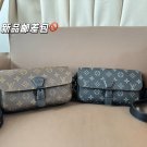 P130 Lv New Postman BagMen's bag sharing Louis Vuitton shoulder bagNew postal bag with