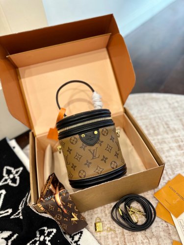 P130 Silk Scarf Folding Gift Box PackagingLv's exquisitely crafted Cannes wealth bucket