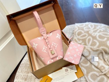 p130Folding gift box packagingLV x TM series! ALL IN BB HandbagIf you ask, the L! Fa