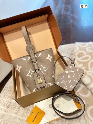 p130Folding gift box packagingLV x TM series! ALL IN BB HandbagIf you ask, the L! Fa_1681
