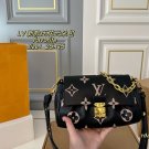 P135 (Folding Box)size：25×15LV Louis Vuitton's new embossed Favorite cloud bagThe