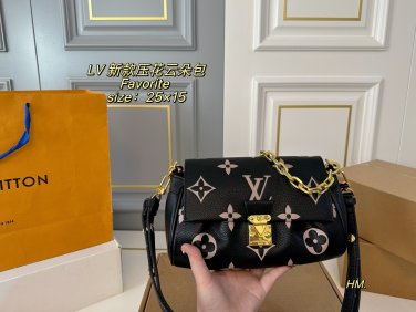 P135 (Folding Box)size&iuml;&frac14;�25&Atilde;�15LV Louis Vuitton's new embossed Favorite cloud bagThe